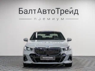 2025 BMW 5 серии 540d xDrive VIII (G60/G61/G68), серый, 12989000 рублей, вид 4