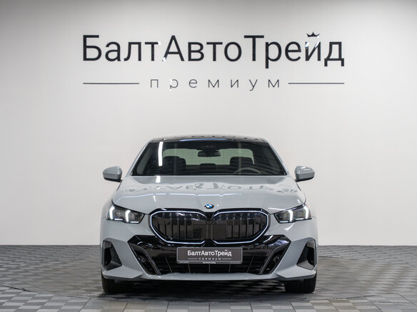 2025 BMW 5 серии 540d xDrive VIII (G60/G61/G68), серый, 12989000 рублей - вид 3