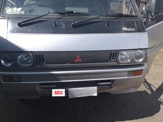 1993 Mitsubishi Delica III, серебристый, 675000 рублей, вид 1