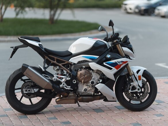2022 BMW S 1000 R, белый, 1549000 рублей - вид 2