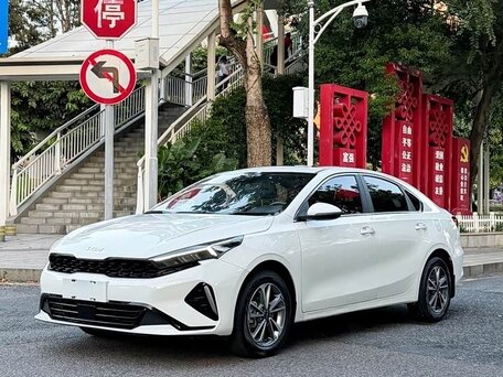 2023 Kia K3 II (China Market) Рестайлинг, белый, 1800000 рублей, вид 1