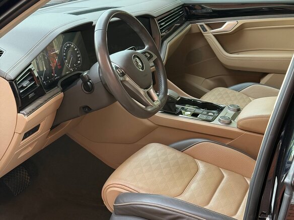 2021 Volkswagen Touareg III, чёрный, 7000000 рублей - вид 3