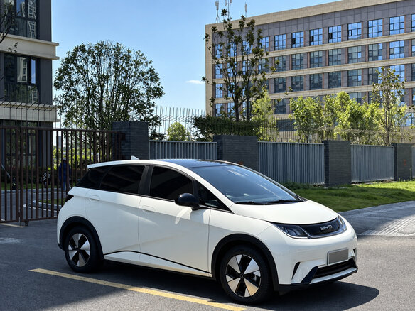 2025 BYD Dolphin 45.12 kWh I Рестайлинг, бежевый, 1560000 рублей - вид 1