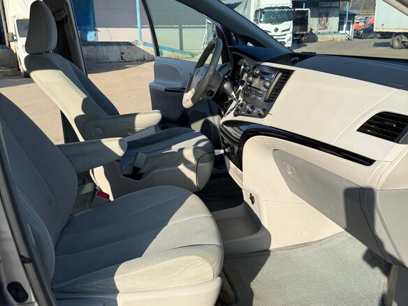 2012 Toyota Sienna III, серый, 1999999 рублей - вид 12