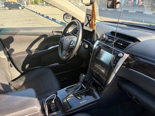 2016 Toyota Camry VII (XV50) Рестайлинг, серый, 1860000 рублей, вид 3