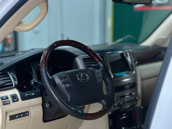 2010 Lexus LX 570 III, белый, 3400000 рублей - вид 22