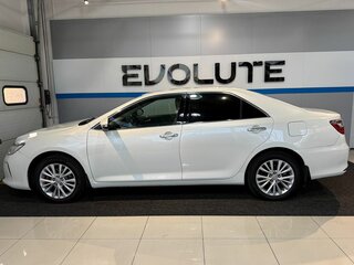 2016 Toyota Camry VII (XV50) Рестайлинг, белый, 1739000 рублей, вид 4