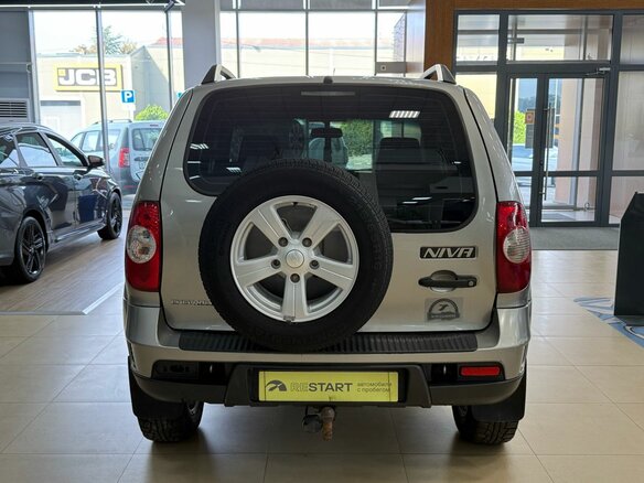 2015 Chevrolet Niva I Рестайлинг, серебристый, 550000 рублей - вид 3