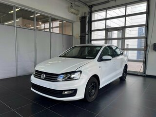 2017 Volkswagen Polo V Рестайлинг, белый, 900000 рублей, вид 3
