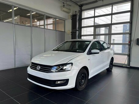 2017 Volkswagen Polo V Рестайлинг, белый, 900000 рублей, вид 3