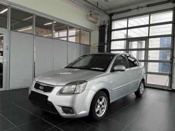 2010 Kia Rio II Рестайлинг, серебристый, 450000 рублей - вид 2