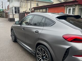 2021 BMW X6 40i III (G06), серый, 7850000 рублей, вид 4