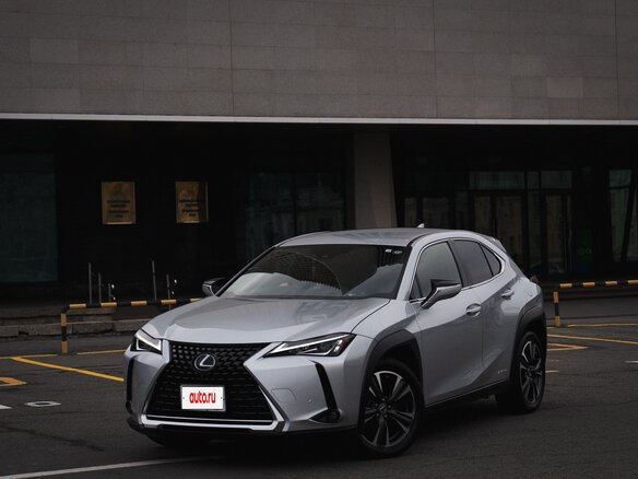 2020 Lexus UX 260h I, серебристый, 3000000 рублей - вид 2