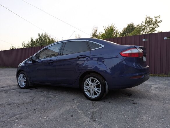 2016 Ford Fiesta Mk6 Рестайлинг, синий - вид 4