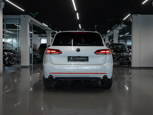 2018 Volkswagen Touareg III, белый - вид 5