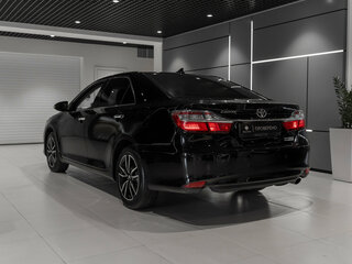 2018 Toyota Camry VII (XV50) Рестайлинг 2, чёрный, 1970000 рублей, вид 4
