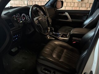 2019 Toyota Land Cruiser 200 Series Рестайлинг 2, белый, 9500000 рублей, вид 5
