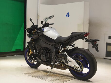 2022 Yamaha MT-10SP, серебристый, 1825000 рублей, вид 4