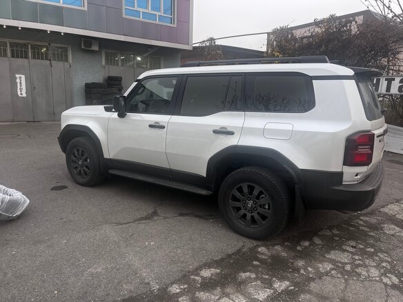 2024 Toyota Land Cruiser Prado 250 Series, белый, 7300000 рублей - вид 2