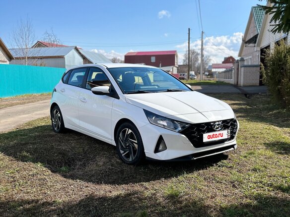 2021 Hyundai i20 MHEV III, белый, 1580000 рублей - вид 3