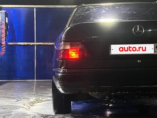 1993 Mercedes-Benz E-Класс 200 I (W124), чёрный, 160000 рублей, вид 3