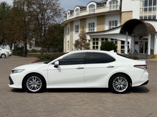 2018 Toyota Camry VIII (XV70), белый, 2900000 рублей, вид 4