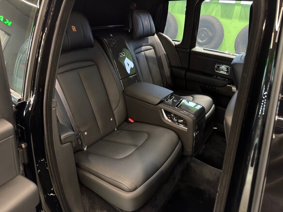 2025 Rolls-Royce Cullinan Black Badge I Рестайлинг (Series II), чёрный, 67900000 рублей - вид 17