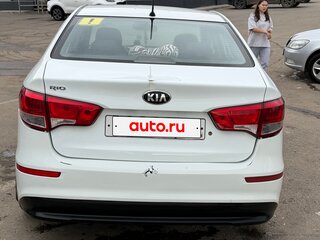 2015 Kia Rio III Рестайлинг, белый, 700000 рублей, вид 4