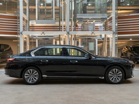 2025 BMW 7 серии 740i xDrive VII (G70), чёрный, 13490000 рублей, вид 5