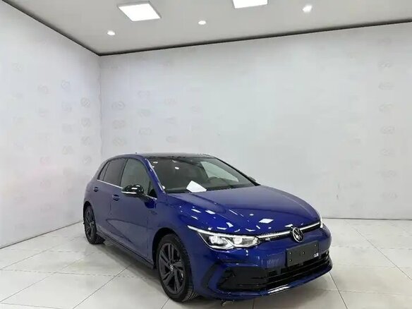 2022 Volkswagen Golf VIII, синий, 1679000 рублей - вид 2