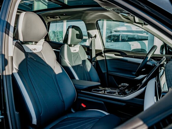 2025 Geely Atlas II, чёрный, 3931281 рублей - вид 9