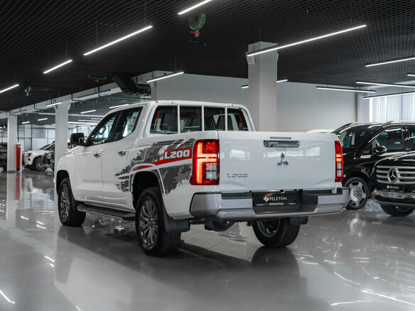2025 Mitsubishi L200 VI, белый - вид 3