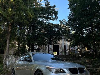 2009 BMW 5 серии 525i V (E60/E61) Рестайлинг, серебристый, 1200000 рублей, вид 2