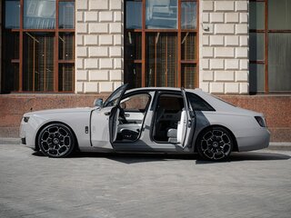 2026 Rolls-Royce Ghost Black Badge II Рестайлинг (Series II), серый, 58900000 рублей, вид 4