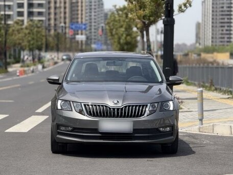 2021 Skoda Octavia III (A7) Рестайлинг, серый, 1800000 рублей, вид 1
