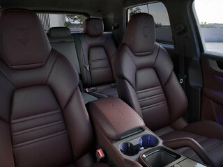 2026 Porsche Cayenne GTS III Рестайлинг, чёрный, 26756180 рублей, вид 3