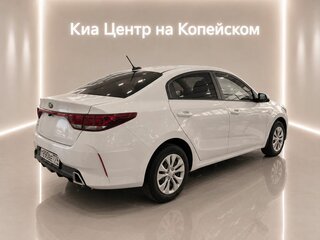 2021 Kia Rio IV Рестайлинг, белый, 1645000 рублей, вид 5