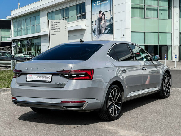 2025 Skoda Superb III Рестайлинг, серый - вид 4