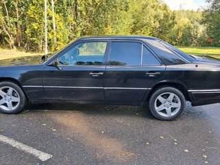 1993 Mercedes-Benz E-Класс 200 I (W124), чёрный, 500000 рублей, вид 5