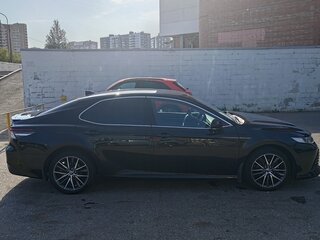 2021 Toyota Camry VIII (XV70) Рестайлинг, чёрный, 2100000 рублей, вид 4