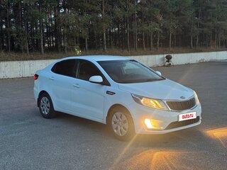 2013 Kia Rio 4-speed III, белый, 560000 рублей, вид 3