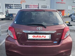 2012 Toyota Vitz III (XP130), красный, 800000 рублей, вид 3