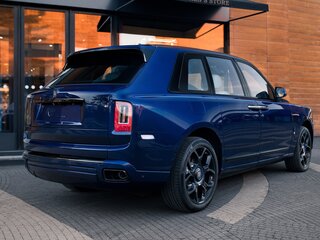 2024 Rolls-Royce Cullinan Black Badge I (Series I), синий, 79000000 рублей, вид 4