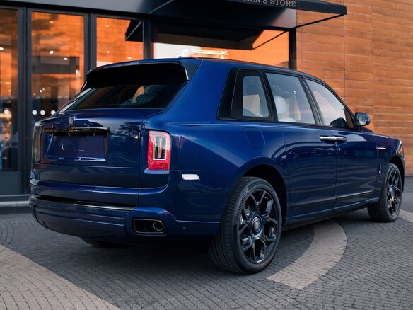 2024 Rolls-Royce Cullinan Black Badge I (Series I), синий, 79000000 рублей - вид 3