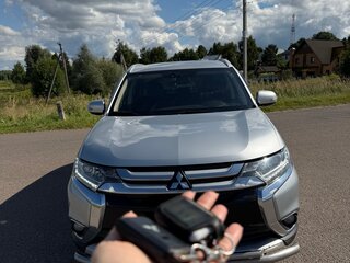 2015 Mitsubishi Outlander III Рестайлинг 2, серебристый, 1700000 рублей, вид 3