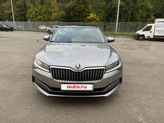 2020 Skoda Superb III Рестайлинг, серебристый, 2850000 рублей, вид 3