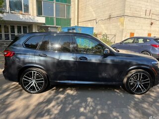 2019 BMW X5 40i IV (G05/G18), серый, 5800000 рублей, вид 4