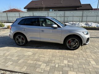 2024 Audi Q5 55 TFSI e II (FY) Рестайлинг, серебристый, 4125000 рублей, вид 5