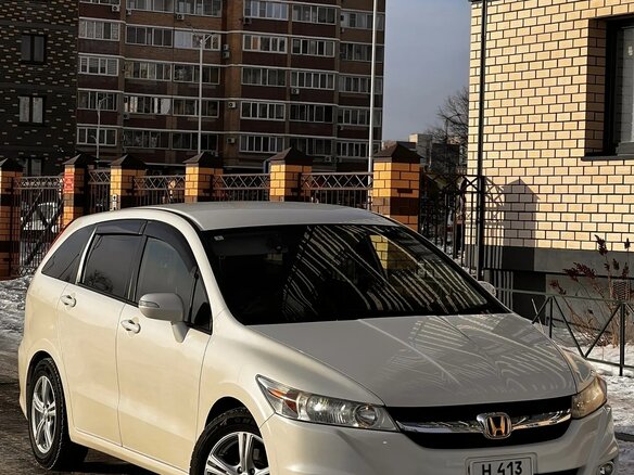 2011 Honda Stream II Рестайлинг, белый, 1250000 рублей - вид 1
