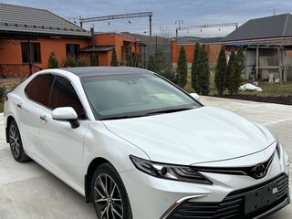 2022 Toyota Camry VIII (XV70) Рестайлинг, белый, 3000000 рублей, вид 3